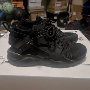 NIKE Kid’s size 4Y Huarache, All Black, GREAT CONDITION!